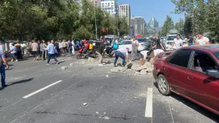 Крупное ДТП на Аль-Фараби с грузовиком: стали известны подробности