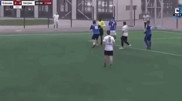 Футболист подрался с судьей во время матча: видео