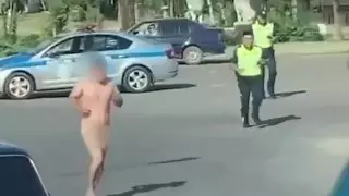 "Закрыл все кредиты": погоню за голым мужчиной сняли на видео в Таразе