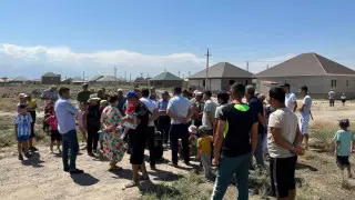 "Сауатсыз ұрпаққа айналды": оқушылары үш ауысыммен оқитын ауыл тұрғындары Президенттен мектеп сұрады