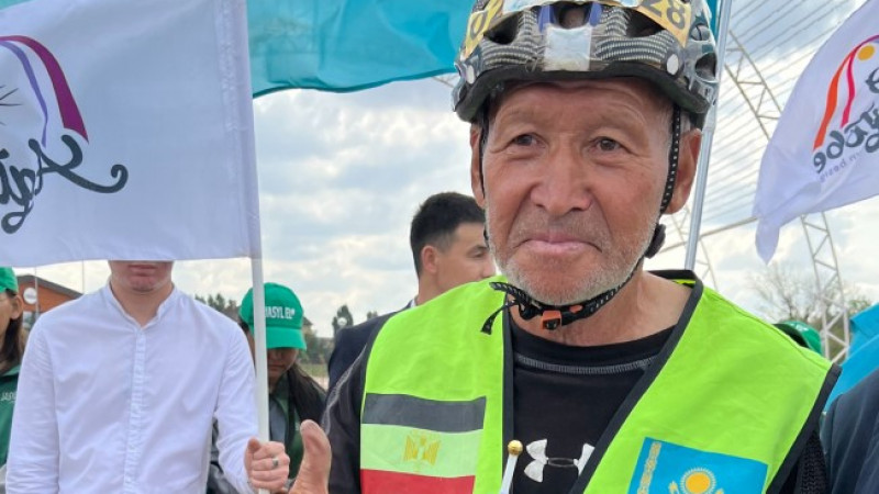 Фото: издание "Диапазон". https://diapazon.kz/news/123283-69-letnii-pensioner-na-velosipede-proehal-ves-kazahstan
