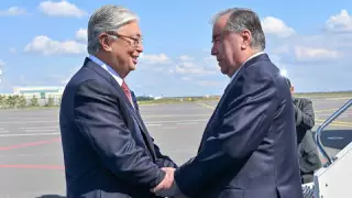 Токаев встретил Рахмона в аэропорту Астаны