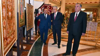 Токаев и Рахмон осмотрели выставку народного творчества Таджикистана