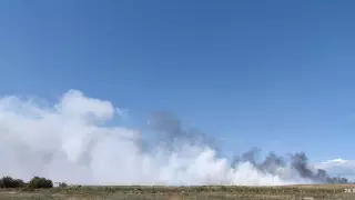 В Актобе второй день не могут потушить пожар на мусорном полигоне