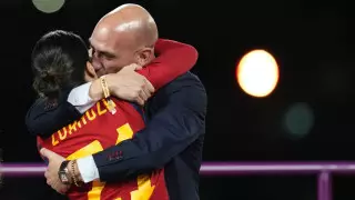 Скандал с поцелуем: мать главы Федерации футбола Испании объявила голодовку