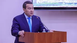 Премьер Смаилов отчитался об исполнении Посланий Президента перед депутатами