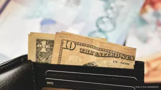 Названы официальные курсы доллара, рубля и евро на выходные