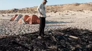 В Актау уничтожили установленные на пляже беседки для отдыха