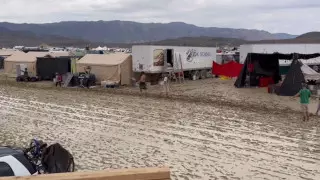 Десятки тысяч участников фестиваля Burning Man застряли в пустыне