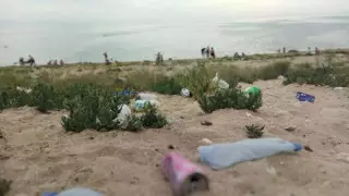 Пляж в Актау превратили в свалку