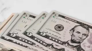 Сколько стоят доллар, евро и рубль в обменниках Казахстана