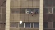 "Ходили по карнизу балкона": Подростков сняли на видео на 13 этаже в Астане