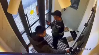 Двое мужчин повредили дверь в подъезде ЖК в Астане