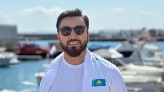 Медузы, холод и травмы: казахстанец без гидрокостюма переплыл Гибралтар