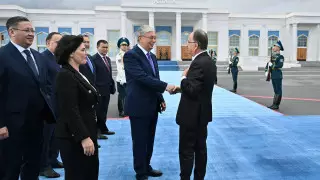 Токаев тепло проводил президента Албании в аэропорту