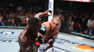 Выжил, но проиграл: сенсацией завершился титульный бой в UFC