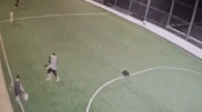 Внезапное нападение мужчины на играющих детей в Рудном попало на видео