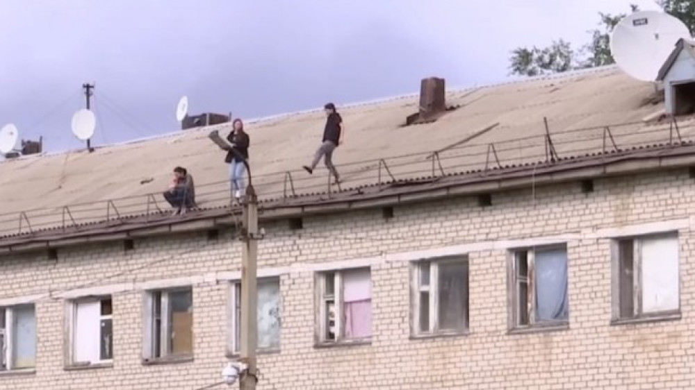 Сироты грозили поджечь общежитие и спрыгнуть с крыши в Уральске