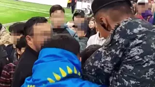 Драка фанатов из-за футболки на матче сборной Казахстана попала на видео
