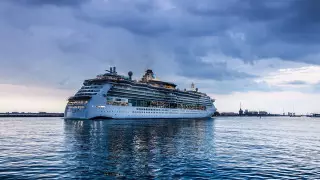 Лайнер с сотнями туристов сел на мель в Гренландии. Помочь смогут не скоро