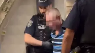 "Ударил стюардессу и атаковал тележку". Пассажир первого класса устроил дебош в самолете