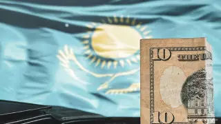 Курс доллара продолжает расти на торгах