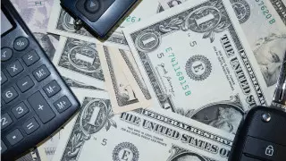 Озвучен официальный курс доллара, евро и рубля к тенге на выходные