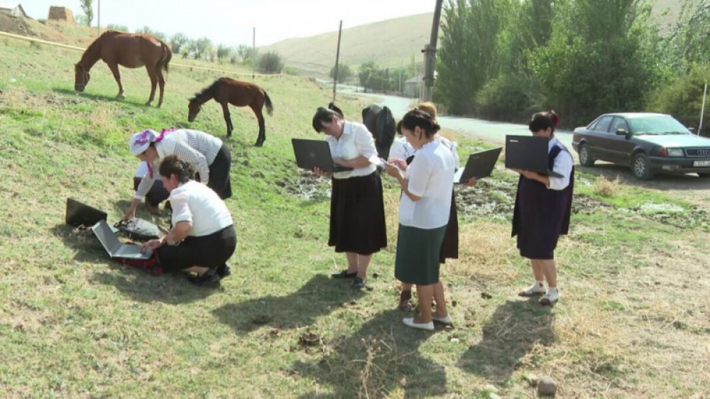Скандал с фото: учителям села в Туркестанской области пообещали безлимитный интернет