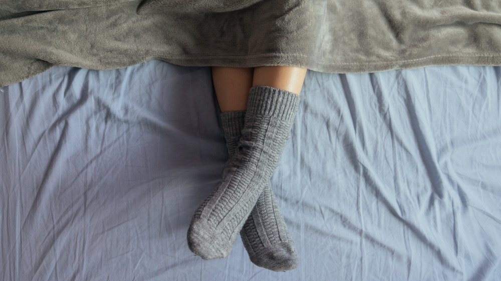 Ученые рассказали о пользе сна в носках