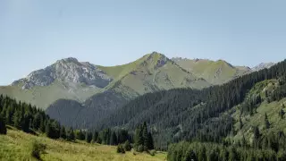 Алматинцев попросили не ходить в горы