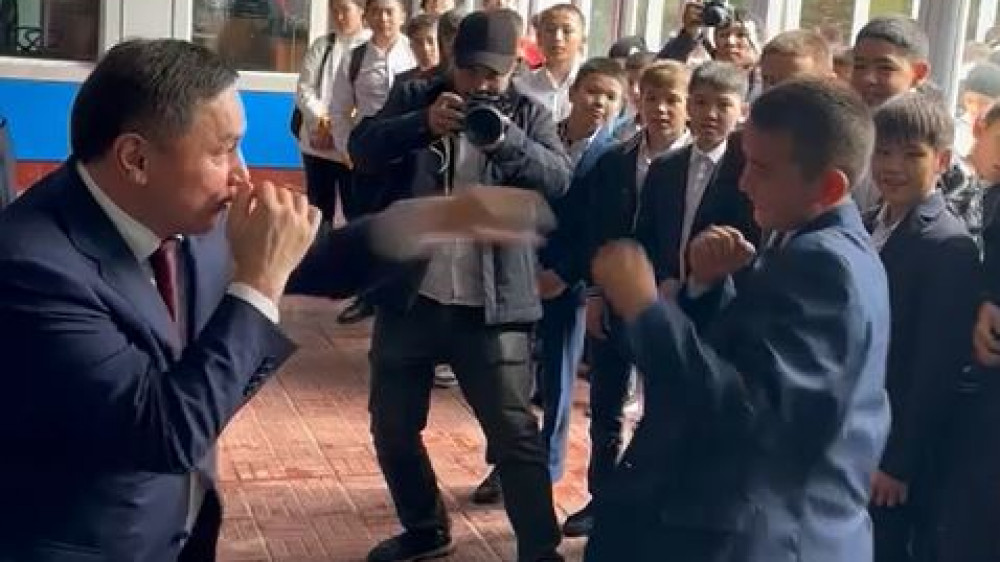Министр проверил боксерскую технику школьника в Алматы: видео