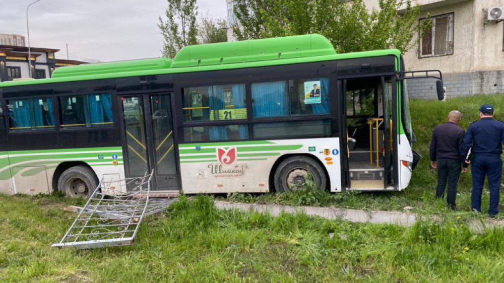Погибли 5 человек: в Шымкенте начался суд по делу о ДТП с неуправляемым автобусом