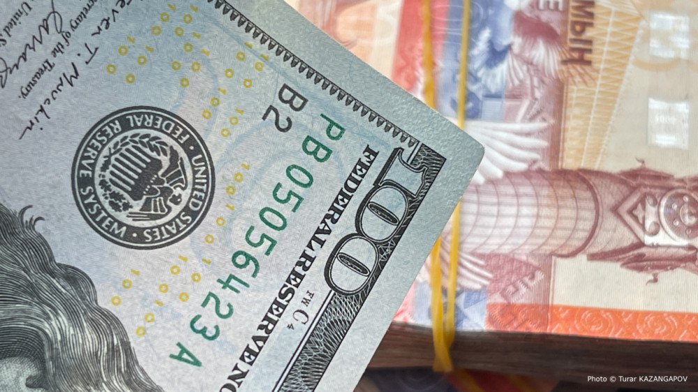 Названы официальные курсы доллара, рубля и евро на 22 сентября