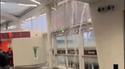 Это вода или пиво? Дождь "пробил" крышу на стадионе в Лондоне