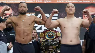 Нокаутом завершился титульный бой боксеров-тяжеловесов в Лондоне