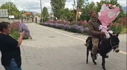 На осле и с букетом. Казахстанец оригинально поздравил жену