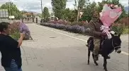 На осле и с букетом. Казахстанец оригинально поздравил жену