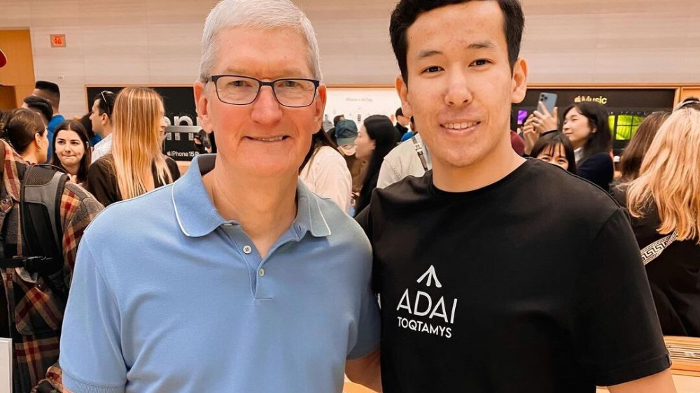 Миллиардер и гендиректор Apple лично вручил новый iPhone парню из Казахстана