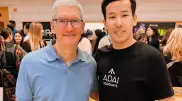 Миллиардер и гендиректор Apple лично вручил новый iPhone парню из Казахстана