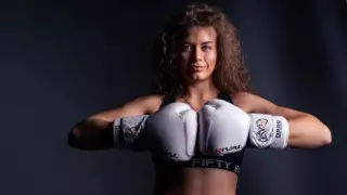 Боксерша-красавица из Казахстана три раза отправила соперницу в нокдаун на Азиаде