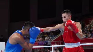 Чемпион мира из Казахстана стартовал с разгромной победы на Азиаде