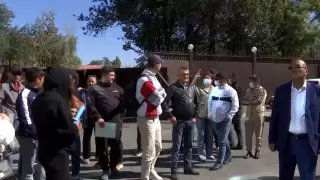 Миллион за сбор клубники в пригороде Лондона: казахстанцы остались без денег и работы