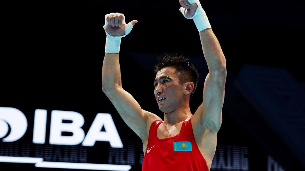 Чемпион мира из Казахстана отправил соперника в нокдаун и выиграл бой на Азиаде