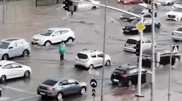 По колено в воде. Регулировщик прославился в сети после ливня в Караганде