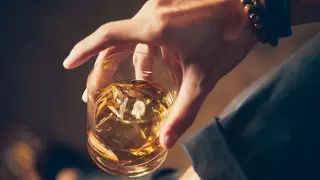 Можно ли пить алкоголь и витамины при приеме антибиотиков, рассказал врач