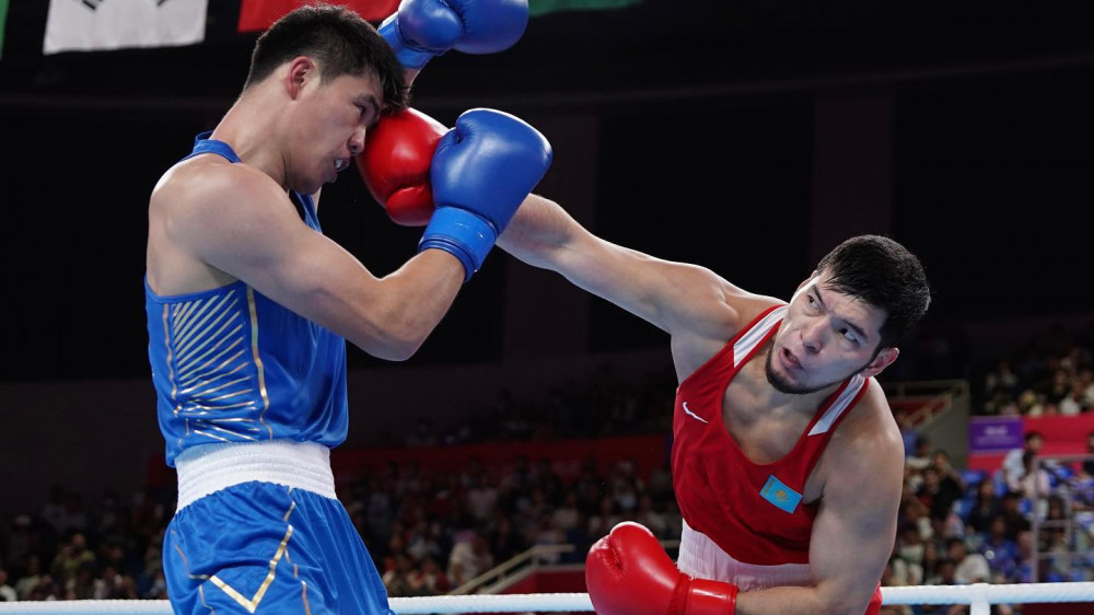 Боксер из Казахстана отправил соперника в нокдаун, но покинул Азиаду