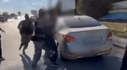Удерживали в квартире: задержание вымогателей попало на видео в Актобе