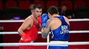 Боксер из Казахстана оказался в нокдауне, но выиграл бой на Азиаде