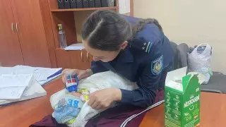 Ушла ненадолго и не вернулась: женщина оставила новорожденного ребенка в кафе в Актобе