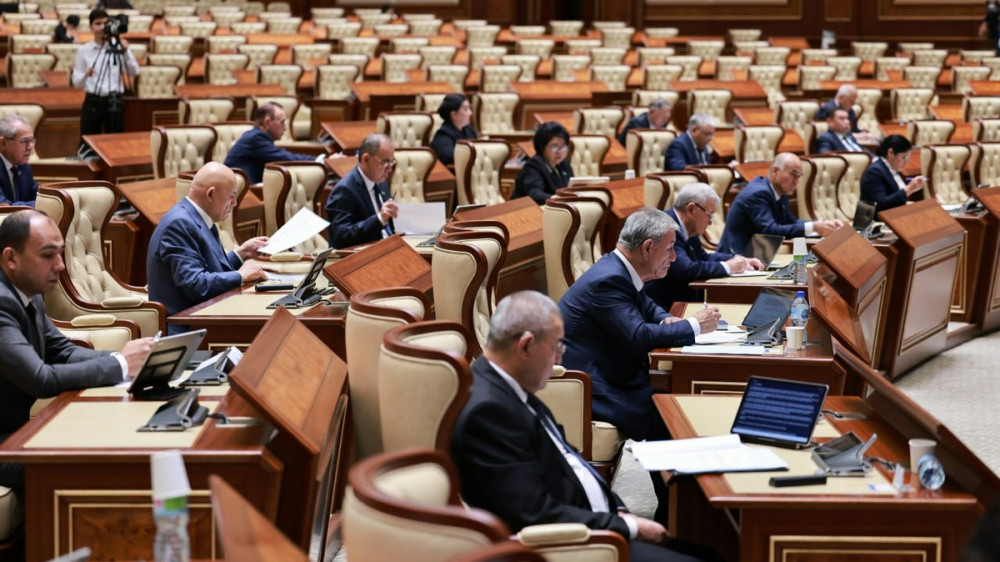 Сенат Узбекистана одобрил запрет на пропаганду многоженства и закрывающую лицо одежду